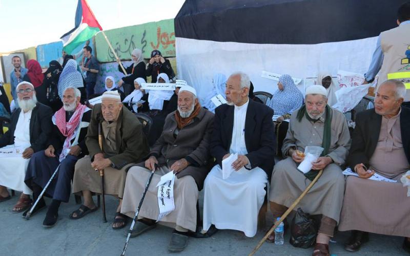 بالصور: مسنو النصيرات يجسدون حلم العودة