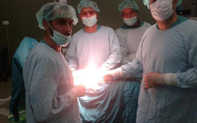 بالصور: عملية معقدة بالمنظار لطفل بغزة