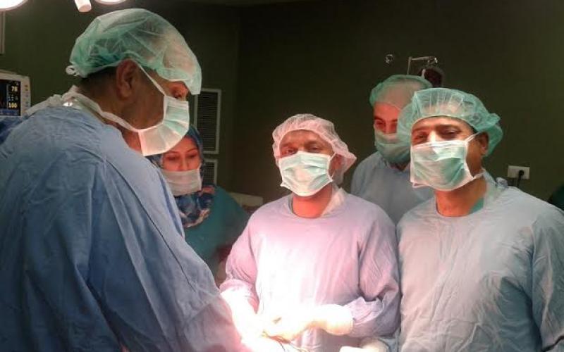بالصور: عملية معقدة بالمنظار لطفل بغزة