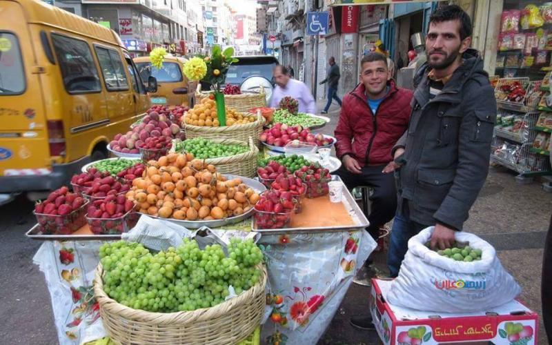 صور: بسطات فواكه متنوعة في سوق رام الله