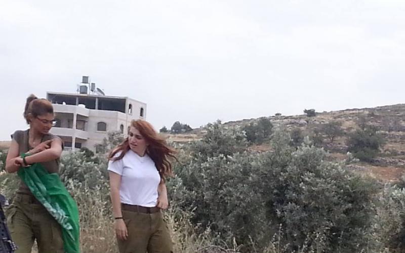 ‏صور‬: مجندات الاحتلال يدنسن راية التوحيد