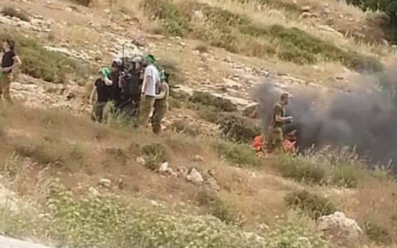 ‏صور‬: مجندات الاحتلال يدنسن راية التوحيد