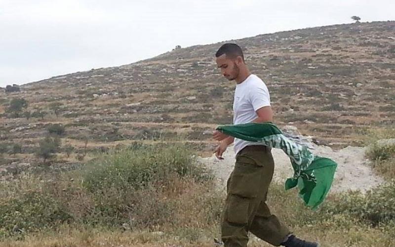 ‏صور‬: مجندات الاحتلال يدنسن راية التوحيد
