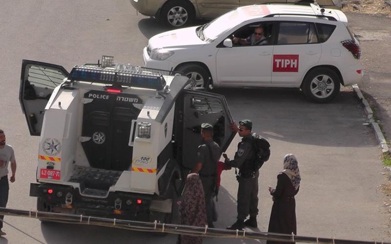 صور: الاحتلال يعتقل طفلاً بالخليل