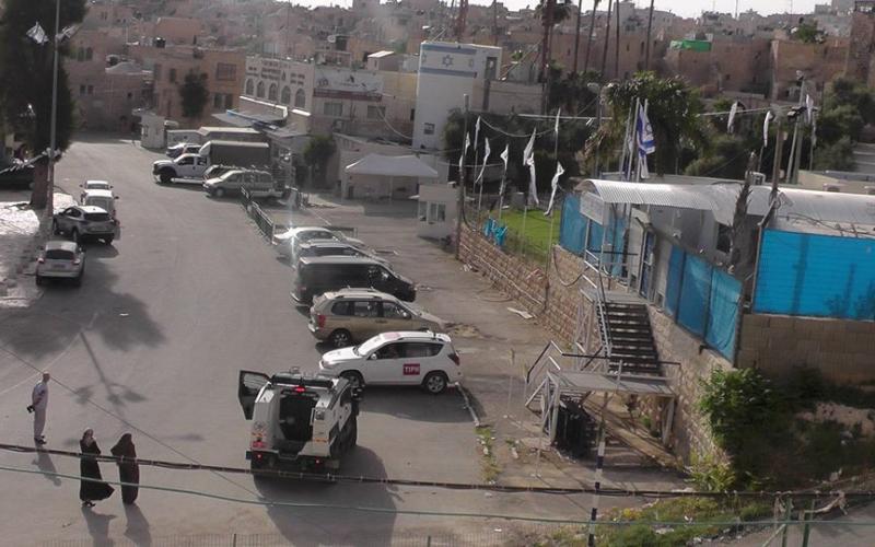 صور: الاحتلال يعتقل طفلاً بالخليل