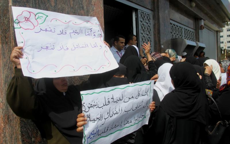 صور: أهالي الأيتام يغلقون مقار بنك فلسطين