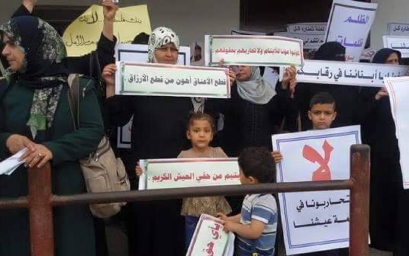 صور: احتجاج أهالي الشهداء أمام بنك فلسطين