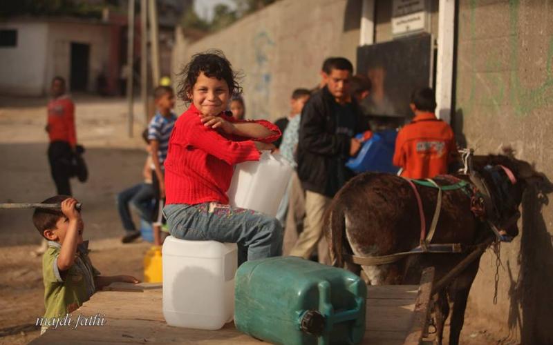 صور: معاناة أطفال غزة مع تعبئة مياه الشرب