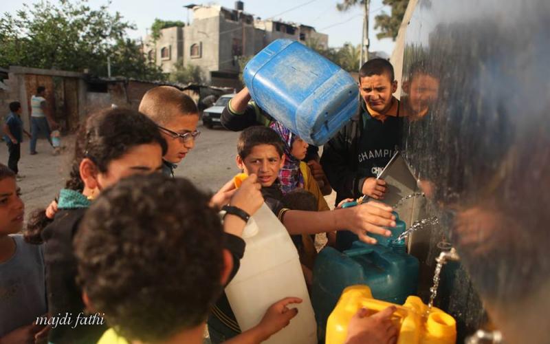 صور: معاناة أطفال غزة مع تعبئة مياه الشرب