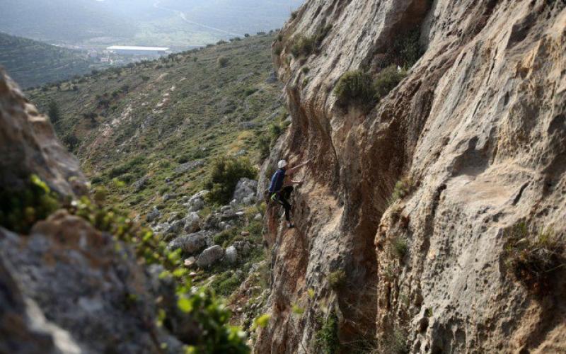 بالصور: تسلّق الجِبال بالضفة .. تمسّكٌ بالوطن واستمتاعٌ بالجمال