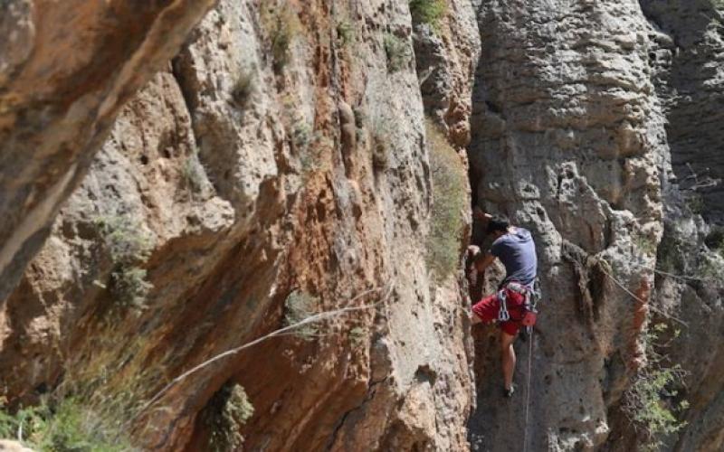 بالصور: تسلّق الجِبال بالضفة .. تمسّكٌ بالوطن واستمتاعٌ بالجمال