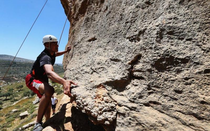 بالصور: تسلّق الجِبال بالضفة .. تمسّكٌ بالوطن واستمتاعٌ بالجمال