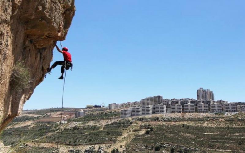 بالصور: تسلّق الجِبال بالضفة .. تمسّكٌ بالوطن واستمتاعٌ بالجمال