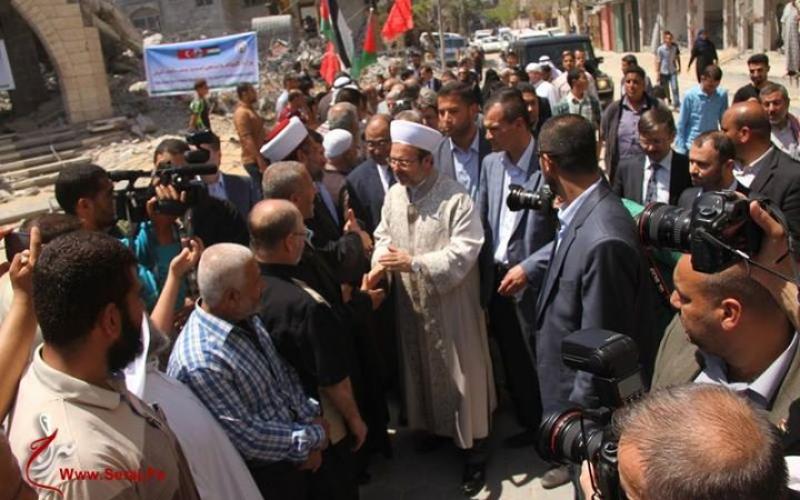صور: وزير الأوقاف التركي يتفقد الدمار في غزة