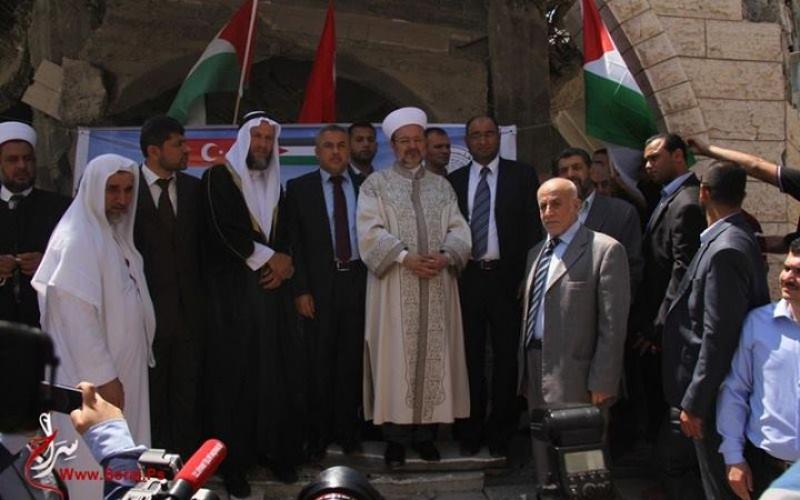 صور: وزير الأوقاف التركي يتفقد الدمار في غزة