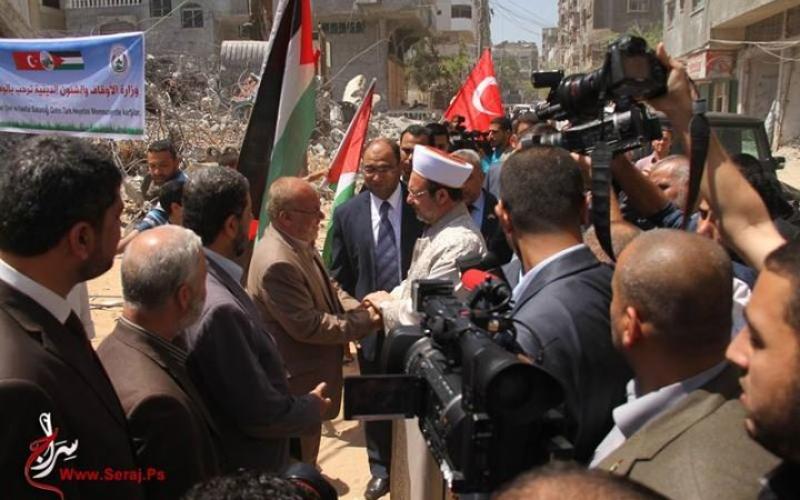 صور: وزير الأوقاف التركي يتفقد الدمار في غزة