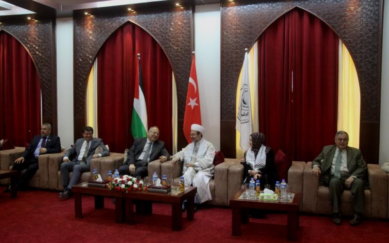 صور: استقبال شعبي لوزير أوقاف تركيا بغزة