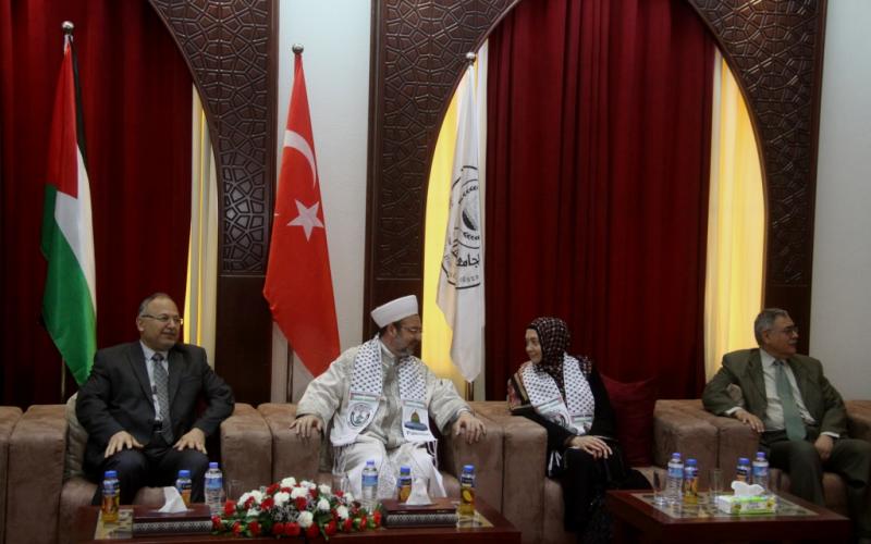 صور: استقبال شعبي لوزير أوقاف تركيا بغزة