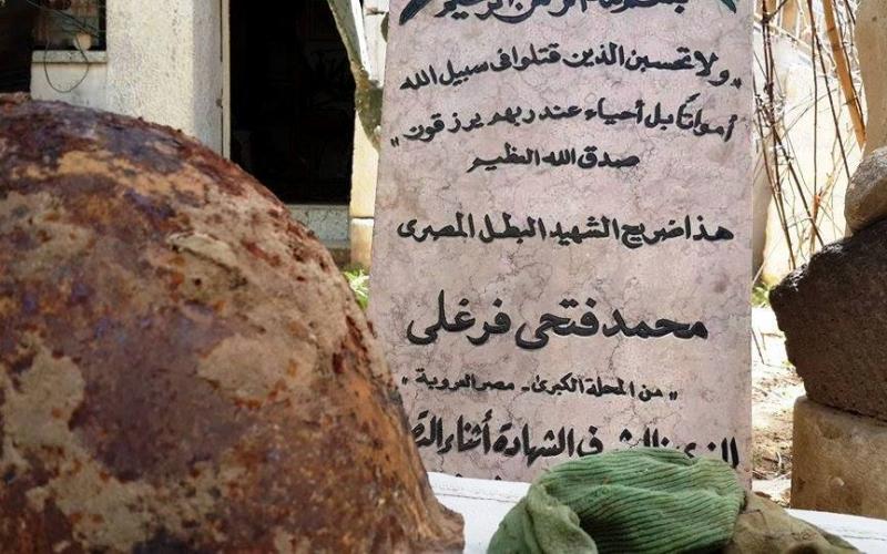صور: فلسطيني يحتفظ بمقتنيات جندي مصري
