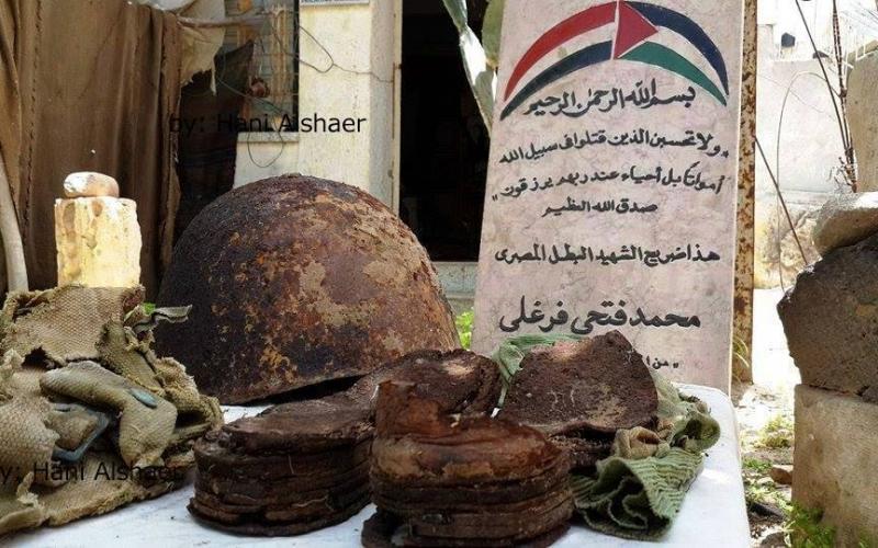 صور: فلسطيني يحتفظ بمقتنيات جندي مصري