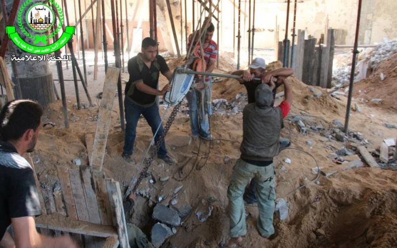 صور: إزالة صاروخ من أنقاض مسجد الأمين