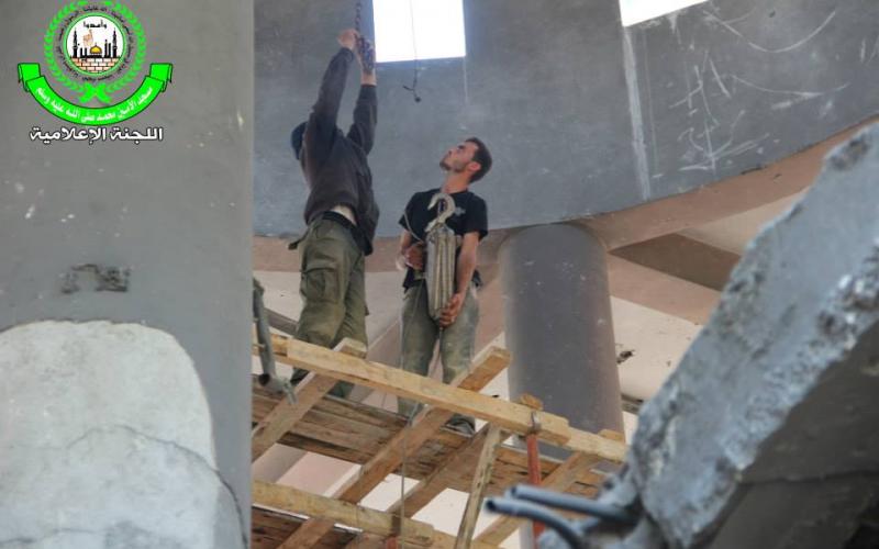 صور: إزالة صاروخ من أنقاض مسجد الأمين
