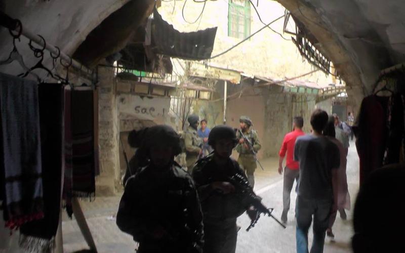 صور: احتجاز مواطنين قرب المسجد الإبراهيمي