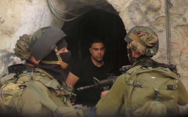 صور: احتجاز مواطنين قرب المسجد الإبراهيمي