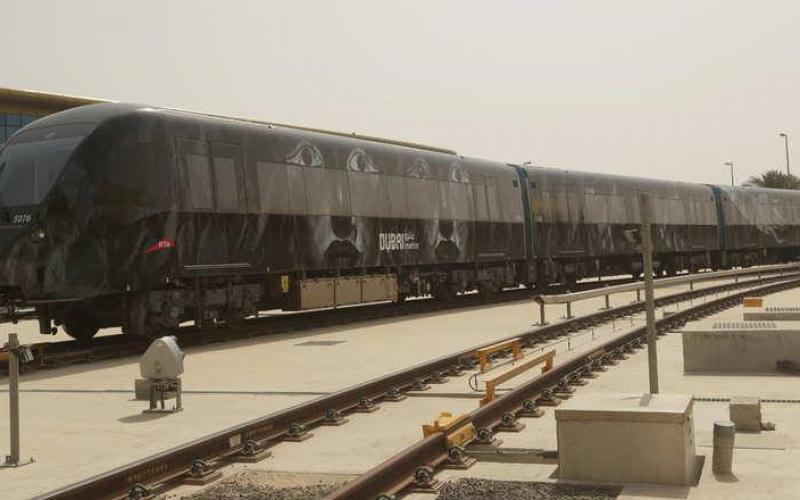 صور: مترو دبي يتحول لمعارض فنية