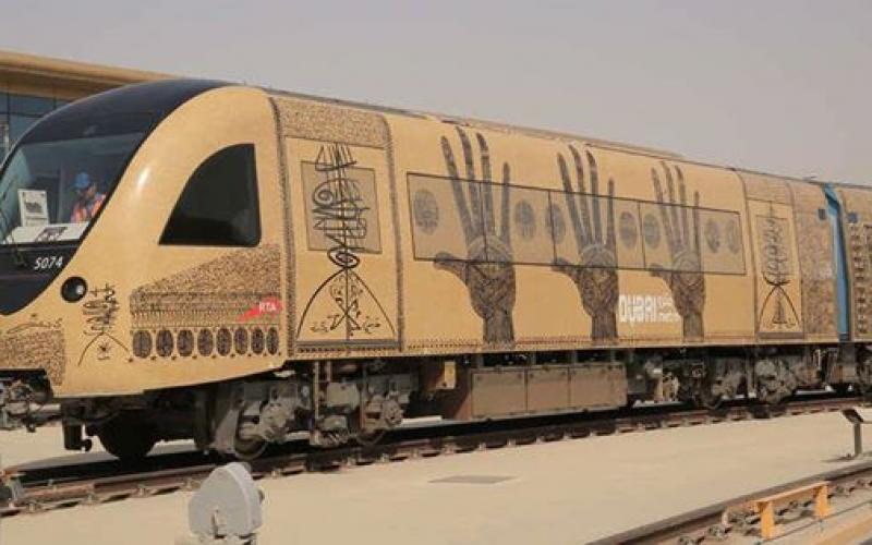 صور: مترو دبي يتحول لمعارض فنية
