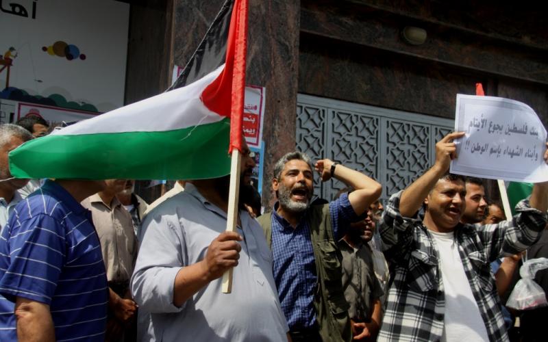 صور: وقفة لأيتام غزة أمام بنك فلسطين