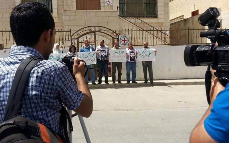 صور: وقفة تضامنية مع الأسير "عدنان"