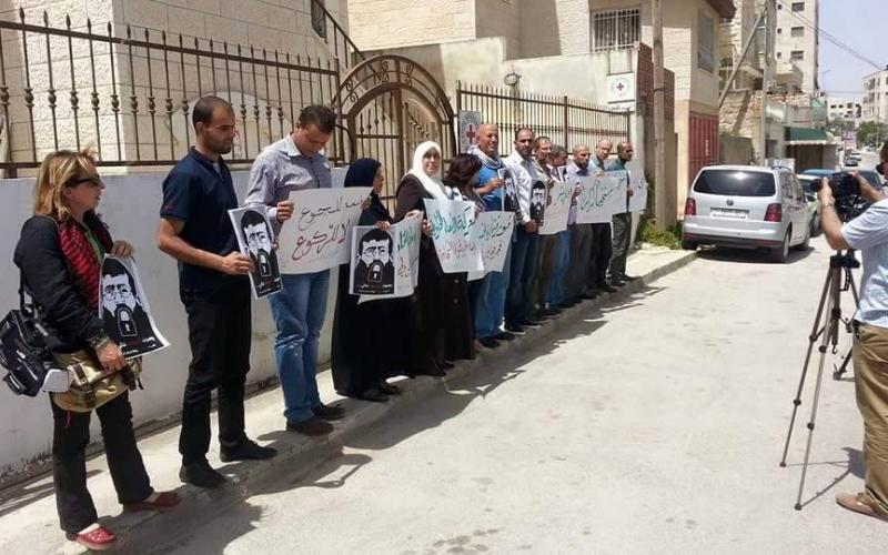 صور: وقفة تضامنية مع الأسير "عدنان"