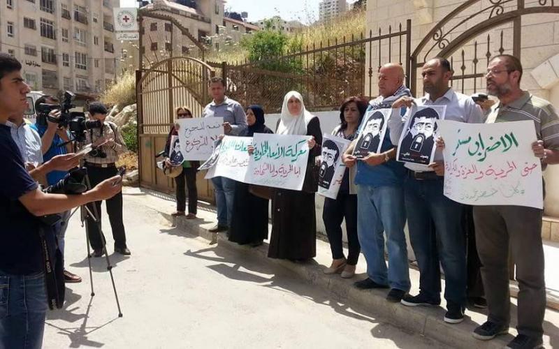صور: وقفة تضامنية مع الأسير "عدنان"