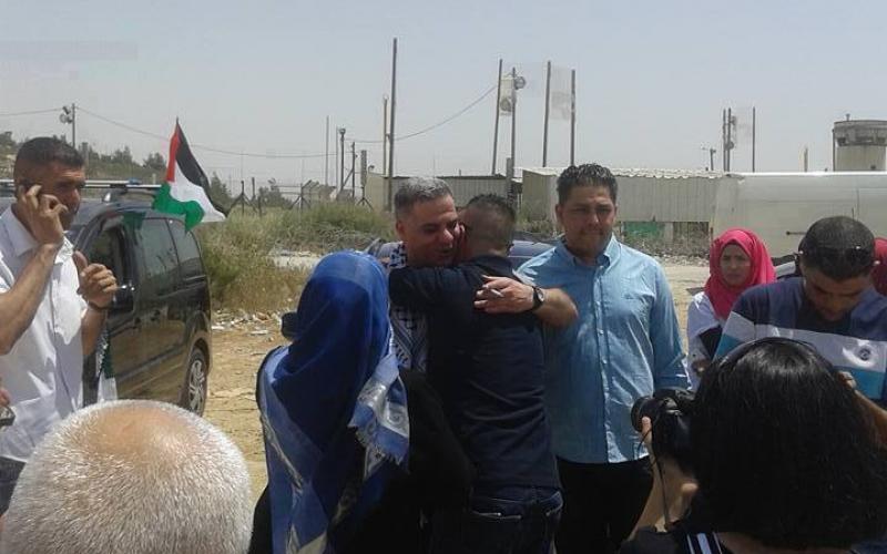 بالصور: "سمحان" يعانق الحرية بعد 14 عامًا
