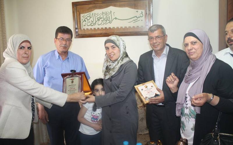 بالصور: تكريم المحررة بشرى الطويل