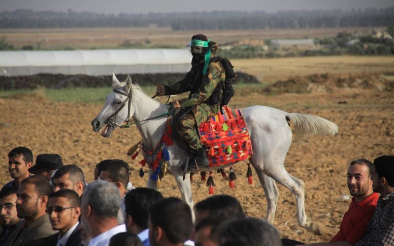 بالصور: القسام يتسلم مفتاح العودة بخانيونس