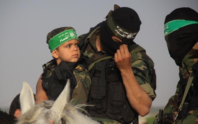 بالصور: القسام يتسلم مفتاح العودة بخانيونس