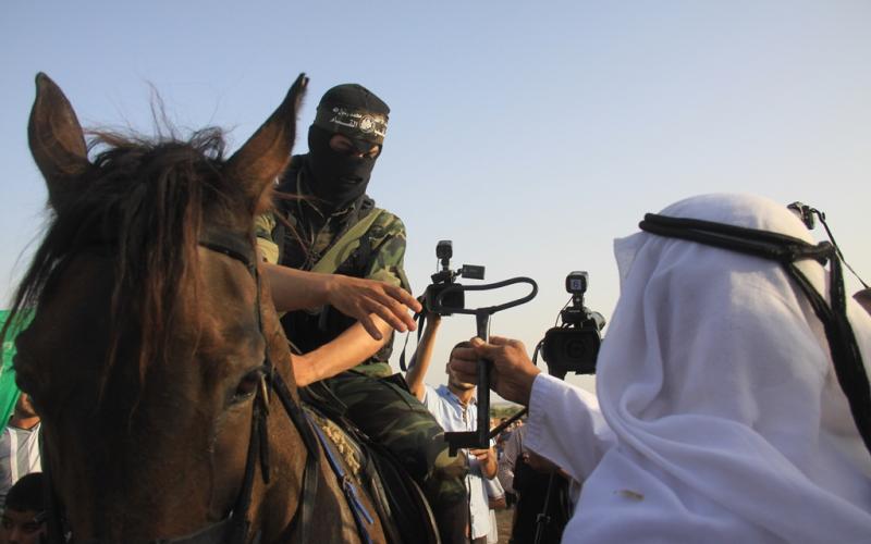 بالصور: القسام يتسلم مفتاح العودة بخانيونس
