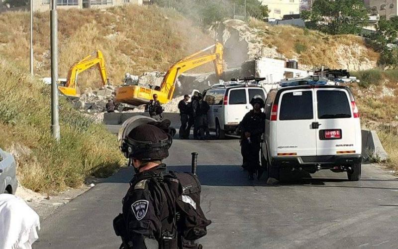 بالصور: الاحتلال يهدم مبنى ومحال تجارية بالقدس