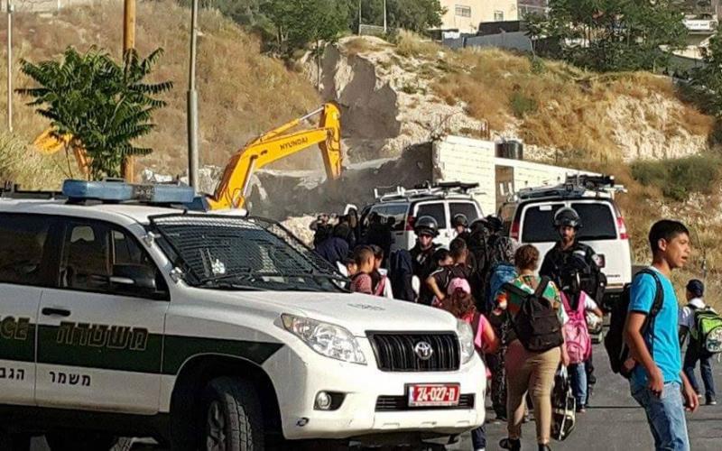 بالصور: الاحتلال يهدم مبنى ومحال تجارية بالقدس