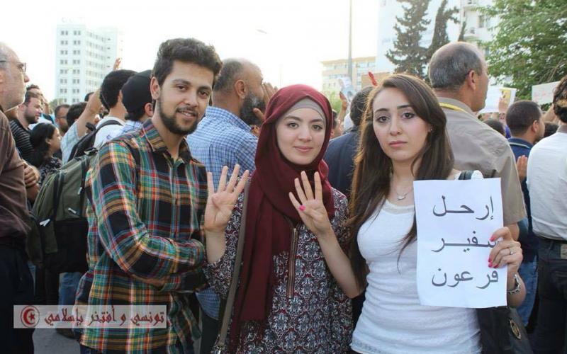 صور: وقفة بتونس ضد محاكمة مرسي
