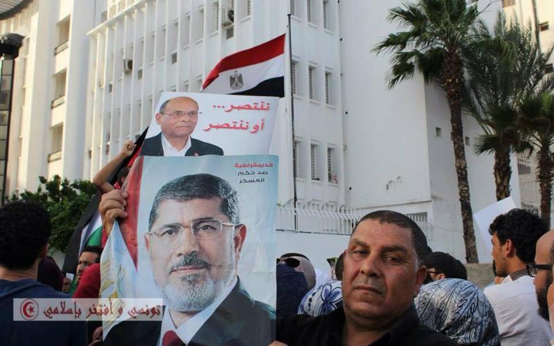 صور: وقفة بتونس ضد محاكمة مرسي