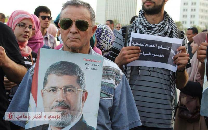 صور: وقفة بتونس ضد محاكمة مرسي