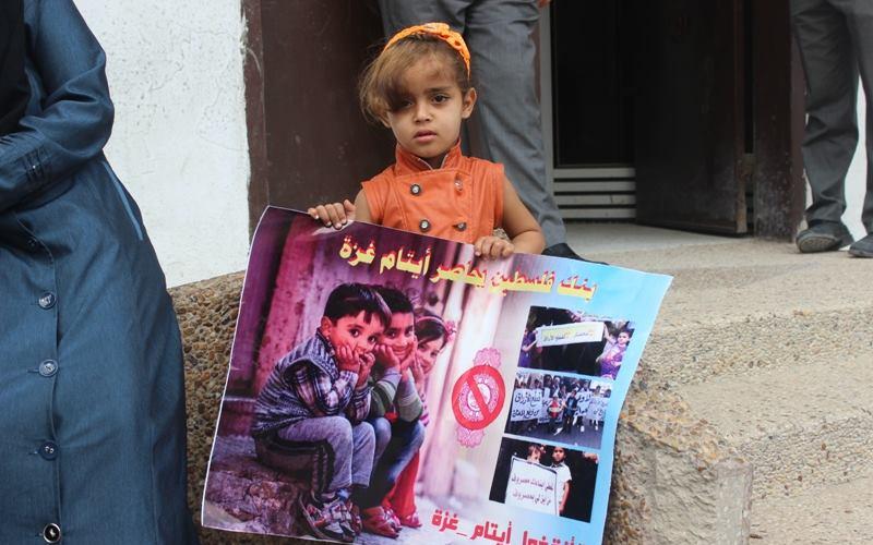 صور: اعتصام طلاب أيتام أمام بنك "فلسطين" برفح