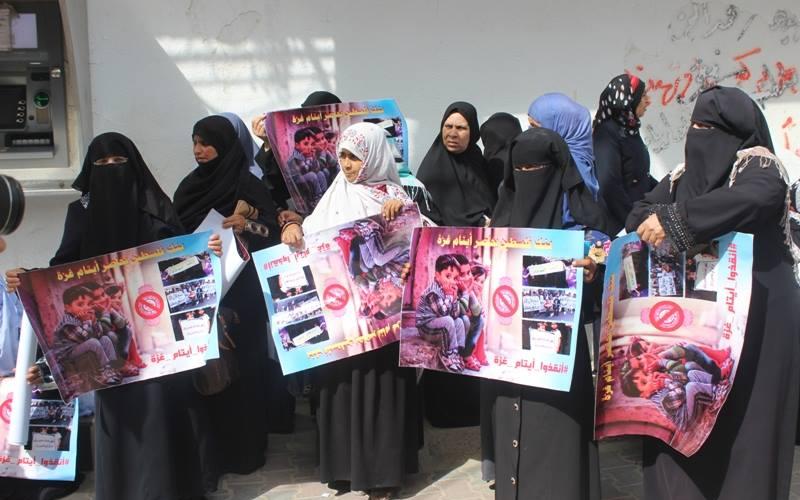 صور: اعتصام طلاب أيتام أمام بنك "فلسطين" برفح