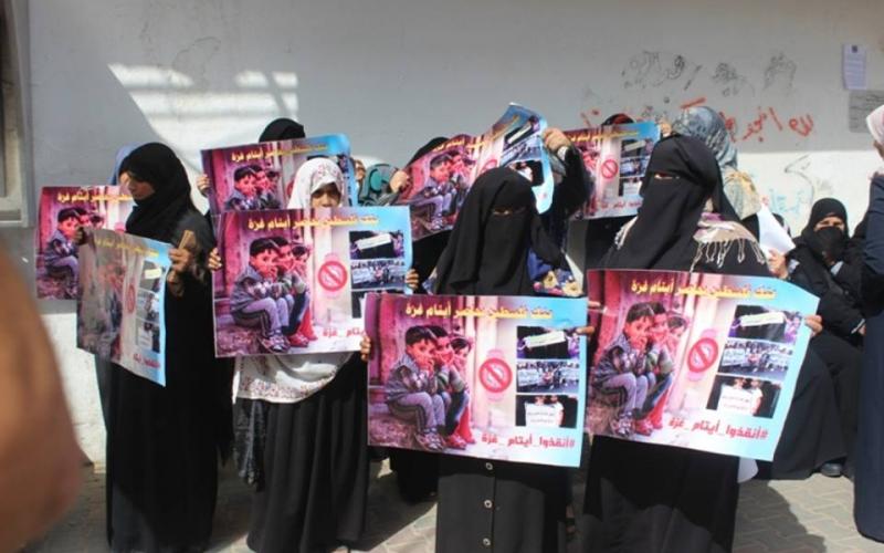 صور: اعتصام طلاب أيتام أمام بنك "فلسطين" برفح