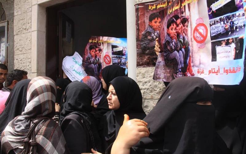 صور: اعتصام أمام بنك "فلسطين" بخانيونس