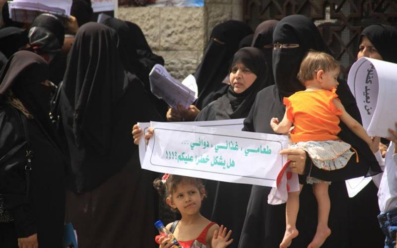 صور: اعتصام أمام بنك "فلسطين" بخانيونس
