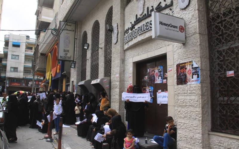 صور: اعتصام أمام بنك "فلسطين" بخانيونس